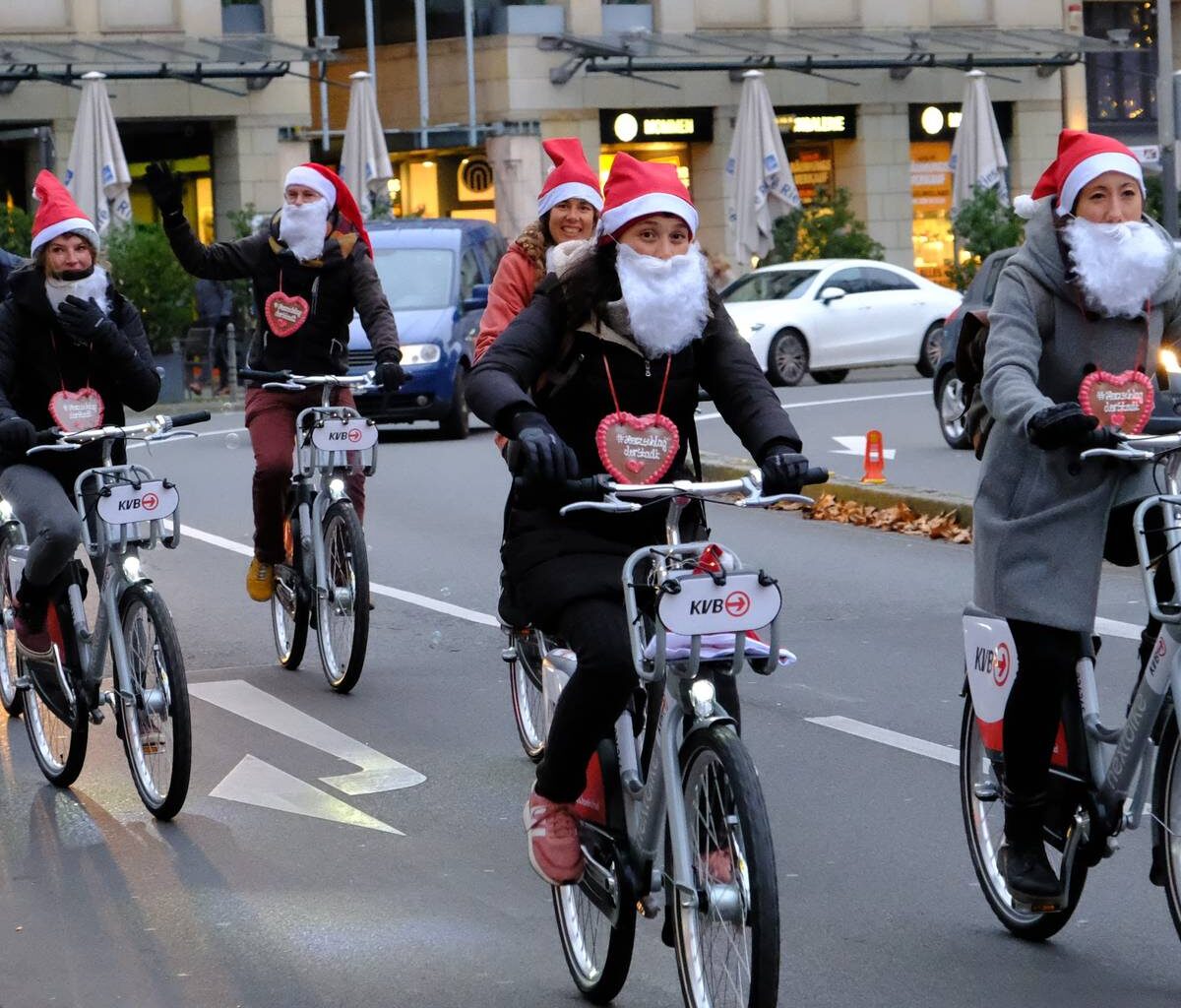Nikolaus-Flashmob auf KVB-Rädern in Köln