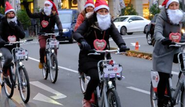 Nikolaus-Flashmob auf KVB-Rädern in Köln