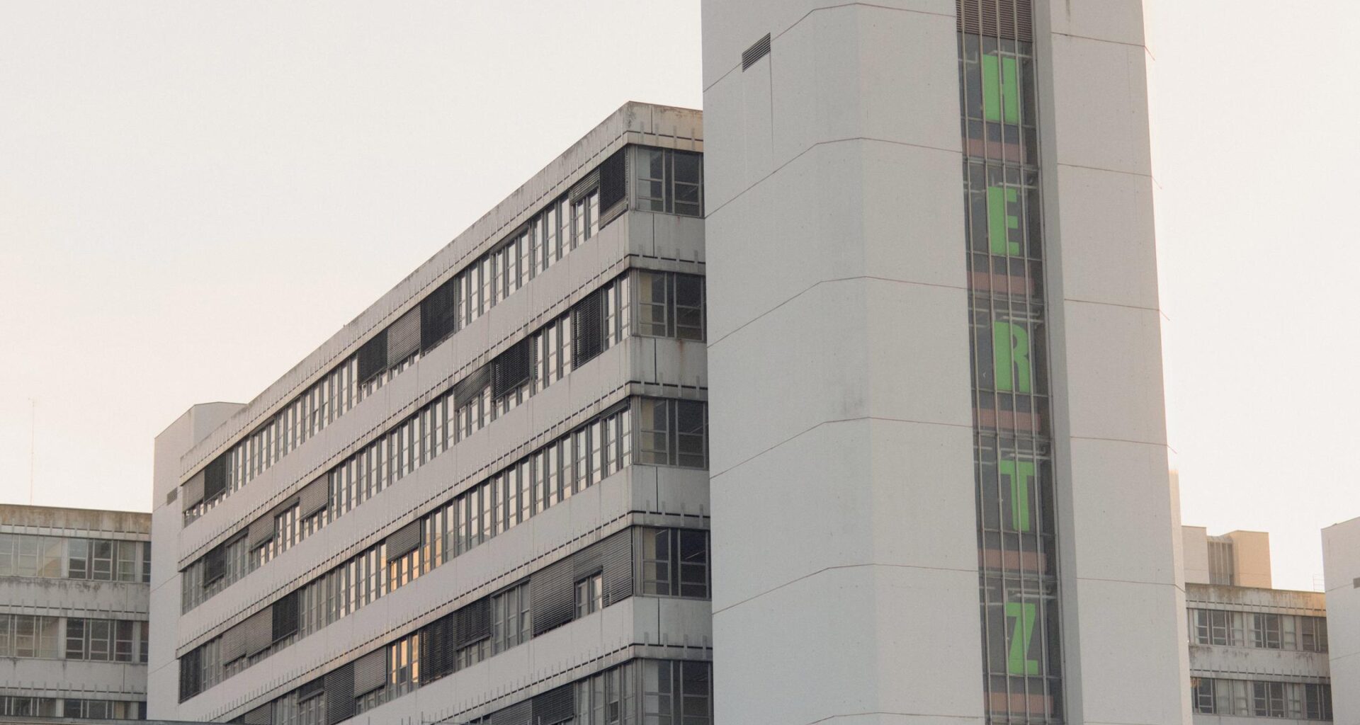 Der C-Zahn mit dem Hertz-Schriftzug