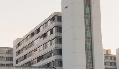 Der C-Zahn mit dem Hertz-Schriftzug