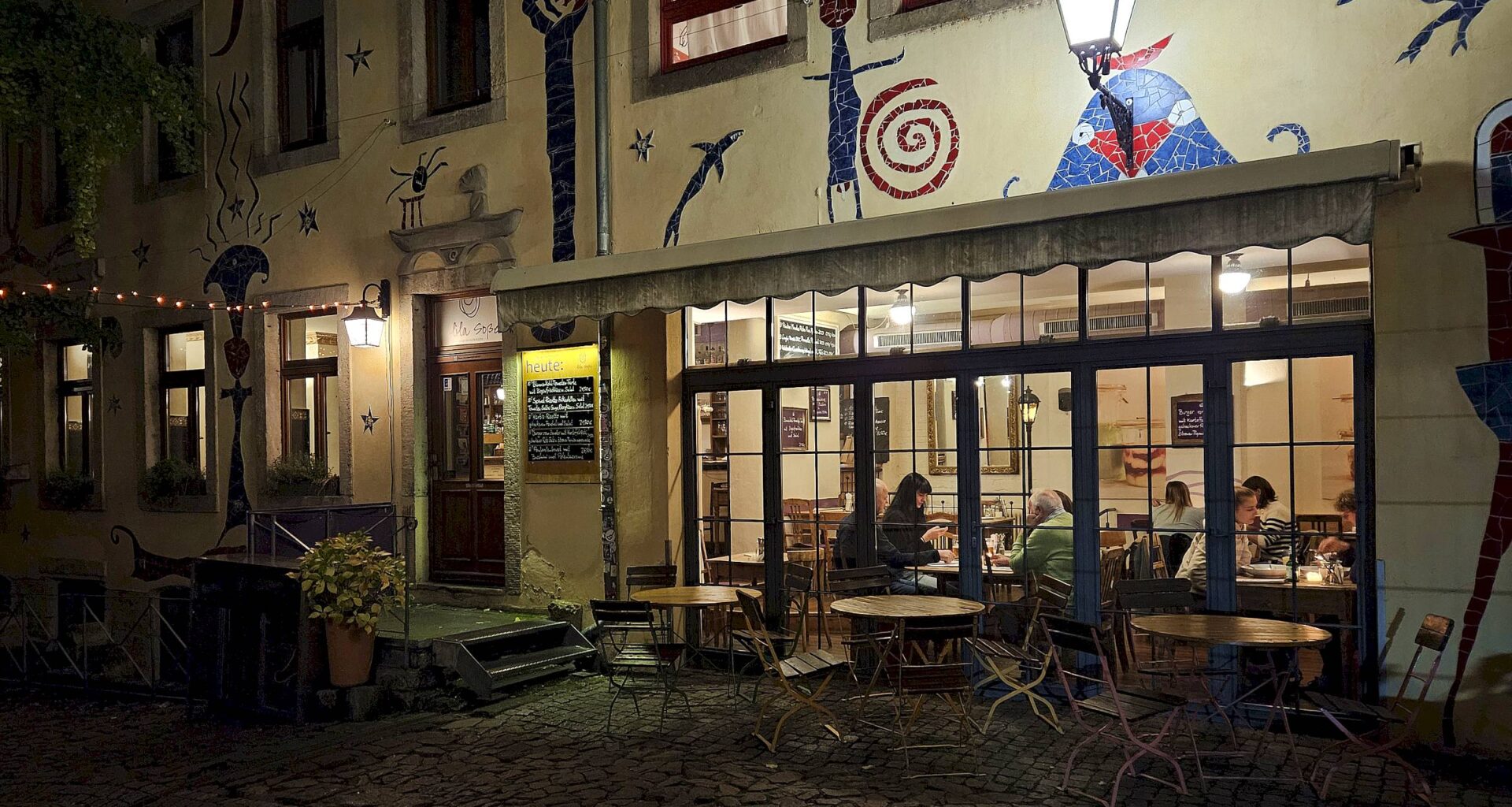 Lila Soße im Hof der Fabelwesen zwischen Alaun- und Görlitzer Straße - Foto: Anton Launer