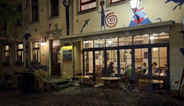 Lila Soße im Hof der Fabelwesen zwischen Alaun- und Görlitzer Straße - Foto: Anton Launer