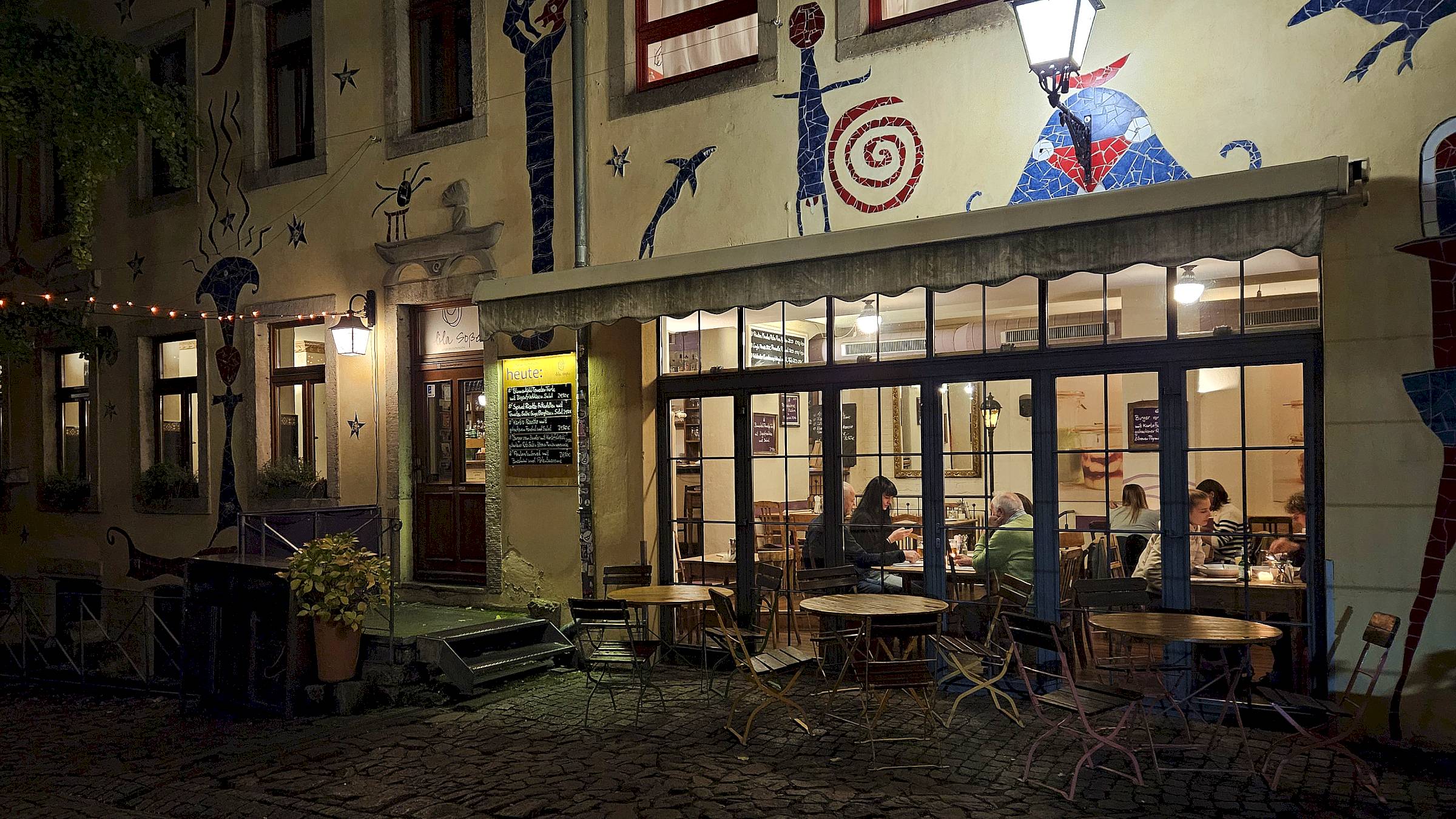 Lila Soße im Hof der Fabelwesen zwischen Alaun- und Görlitzer Straße - Foto: Anton Launer
