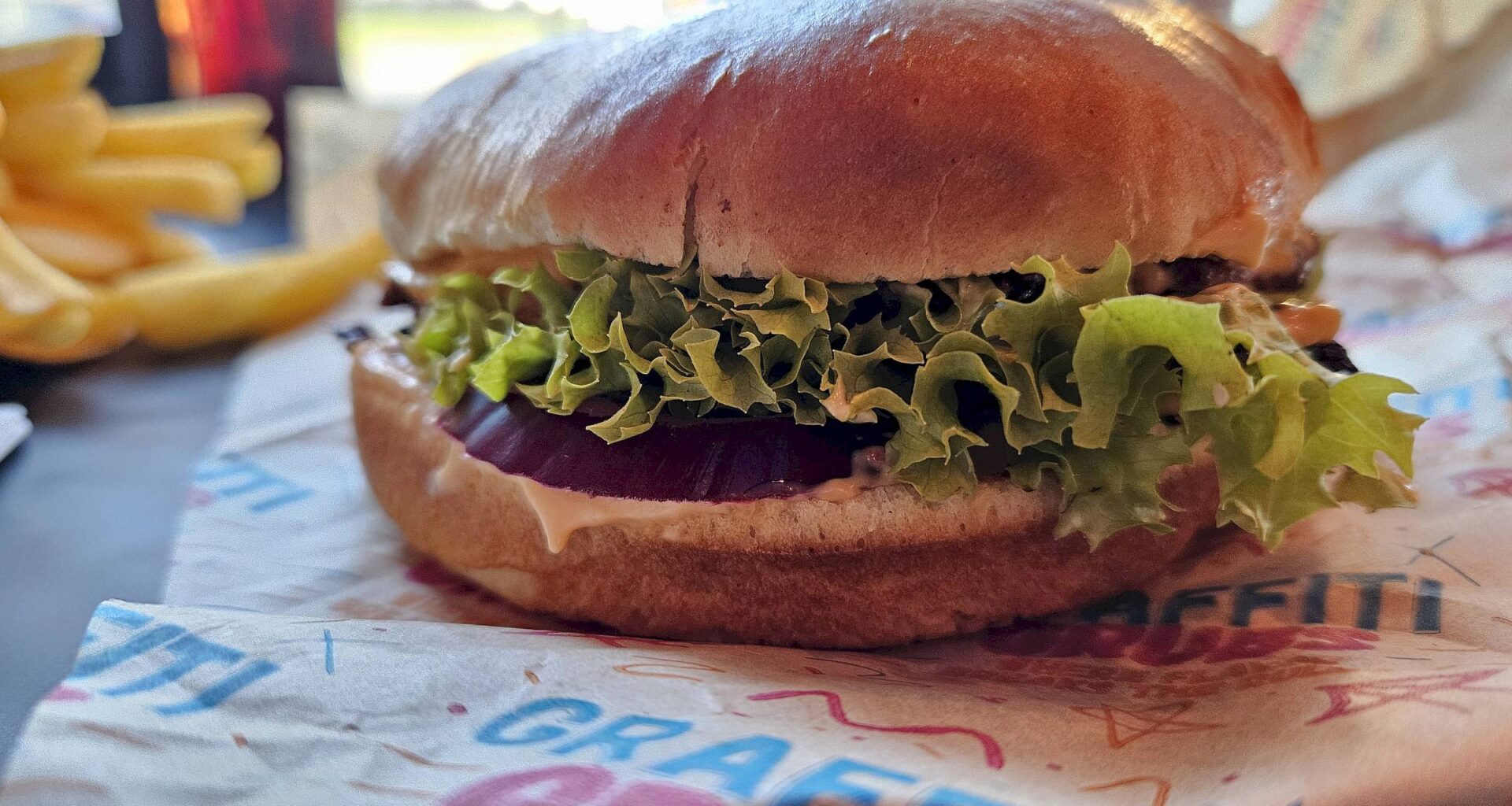 Leckerer Burger bei Graffiti-Grubs - Foto: Anton Launer