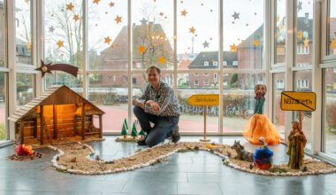 Haustechniker baut Krippe aus Turnhallen-Materialien
