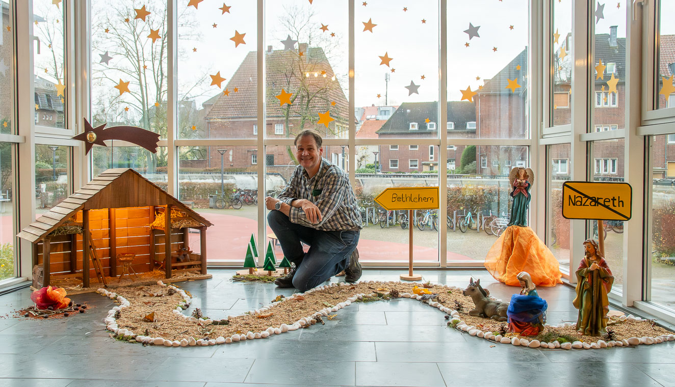 Haustechniker baut Krippe aus Turnhallen-Materialien