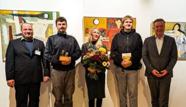 Bei der Emil-Verleihung: Till Winkler (Sachgebietsleiter Jugendhilfe im Strafverfahren), Johannes Schöne (Sozialarbeiter im Kinder- und Jugendtreff Louise), Maria Hoffmann (Fachbereichsleitung bei Malwina e. V.), Mika Wolff (Praktikant in der Ausbildung zum Erzieher), Lars Wätzold (Vorstand der Dresdner Stiftung Soziales und Umwelt der Ostsächsischen Sparkasse Dresden). v.l.n.r. - Foto: Landeshauptstadt Dresden, Nadja Kaminski