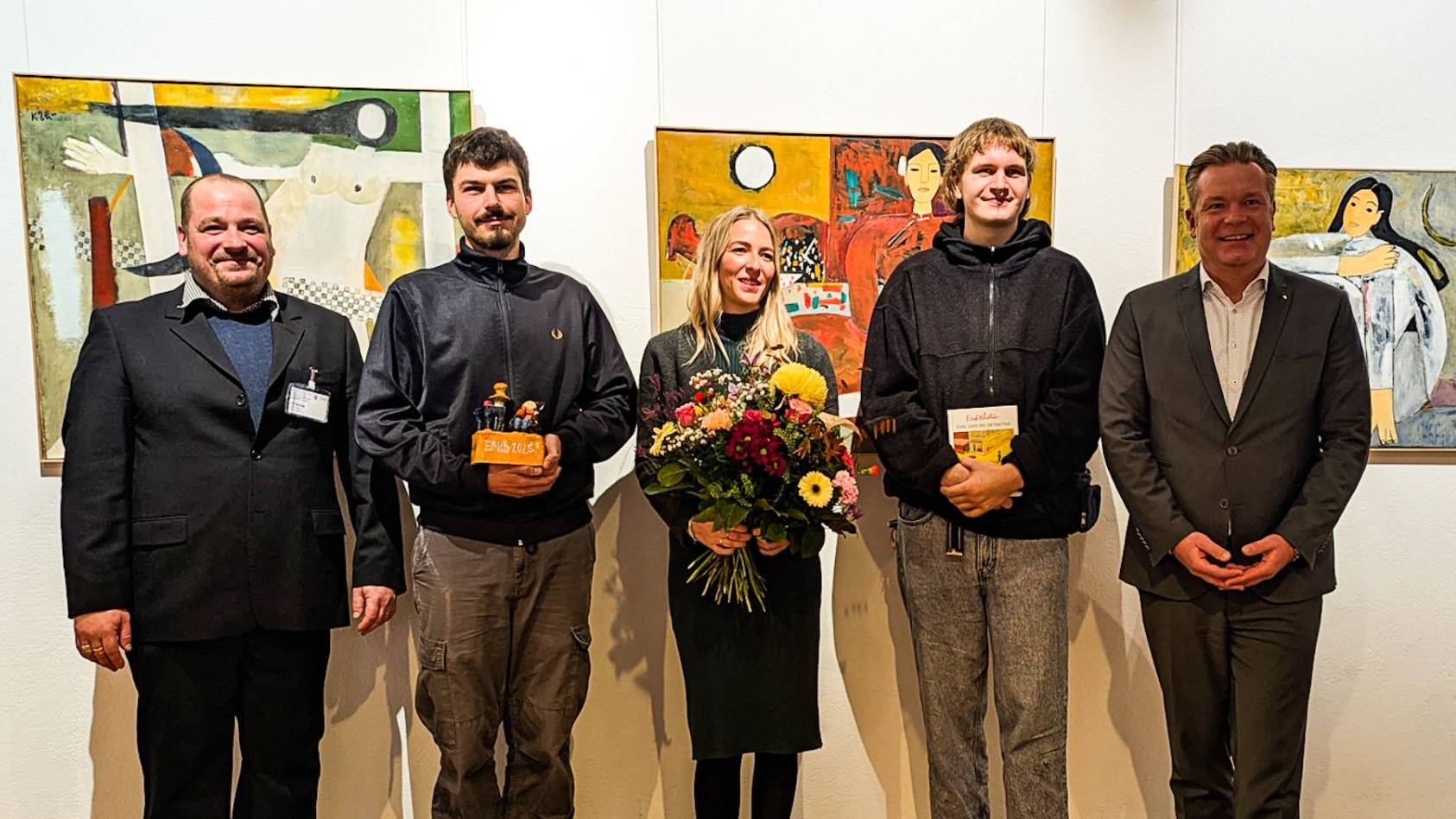 Bei der Emil-Verleihung: Till Winkler (Sachgebietsleiter Jugendhilfe im Strafverfahren), Johannes Schöne (Sozialarbeiter im Kinder- und Jugendtreff Louise), Maria Hoffmann (Fachbereichsleitung bei Malwina e. V.), Mika Wolff (Praktikant in der Ausbildung zum Erzieher), Lars Wätzold (Vorstand der Dresdner Stiftung Soziales und Umwelt der Ostsächsischen Sparkasse Dresden). v.l.n.r. - Foto: Landeshauptstadt Dresden, Nadja Kaminski