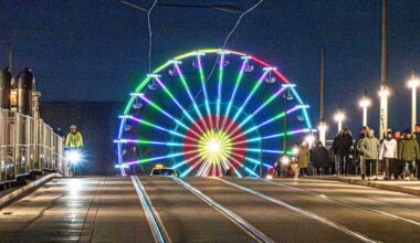 Das Überqueren der Augustbrücke ist nur für Radfahrende, Straßenbahnen, Taxen und Rettungswagen gestattet - Foto: Peter Zuber