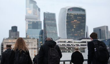 UK-Stellenangebote sinken im November, aber Lohnwachstum beschleunigt sich laut Adzuna