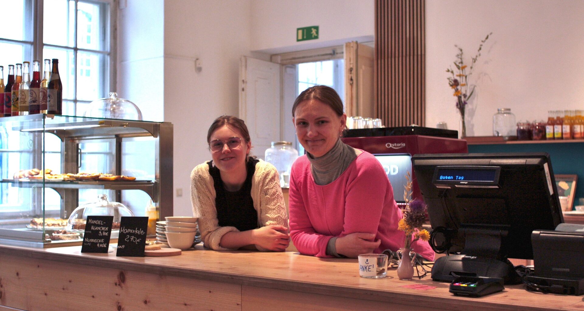 Clara Helfmann (rechts) und Alina Siegl sind für die Gäste des Palais-Cafés da. Foto: Victor Franke