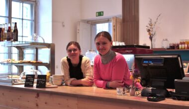 Clara Helfmann (rechts) und Alina Siegl sind für die Gäste des Palais-Cafés da. Foto: Victor Franke