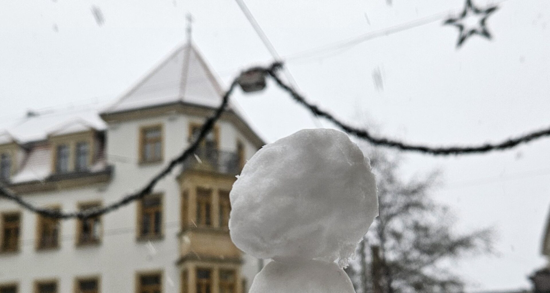 Schneemann vor Stadtteilhaus - Foto: Anton Launer