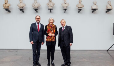 Zehn Porträtbüsten aus der Gründerzeit zieren ab sofort das Augusteum der Uni Leipzig · Leipziger Zeitung