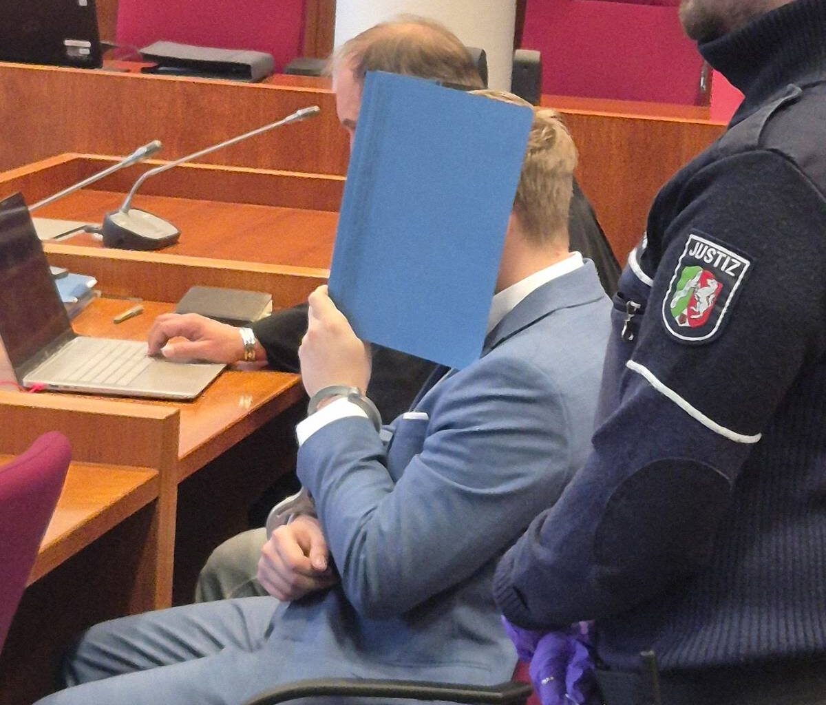 Bonn/Troisdorf: Angeklagter gesteht Mord an Freundin