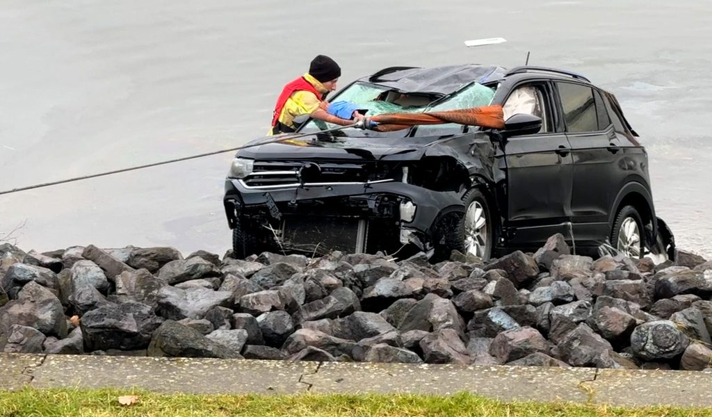 Auto rollt nahe Hamburg in die Elbe: Insasse wird reanimiert