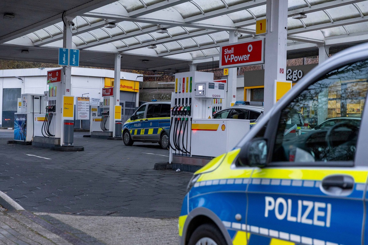 Schüsse bei Raubüberfall! Zwei Männer stürmen Shell-Tankstelle in Essen