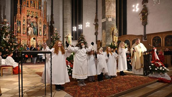 Im Münster St. Johannes feierten die Kinder mit Pfarrer Norbert Winner die Kinderchristmette mit Krippenspiel.