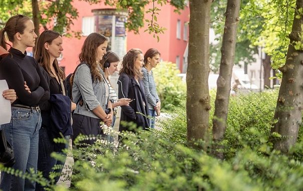 Leonie Schulz (2.v.r), Sophia Baierl (3.v.l.), Foto: LMU / LC Productions