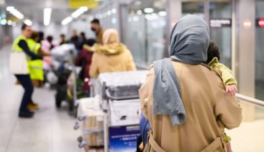 Afghanistan-Flüchtlinge in Hannover gelandet: Trotz Aufnahmestopp | Politik