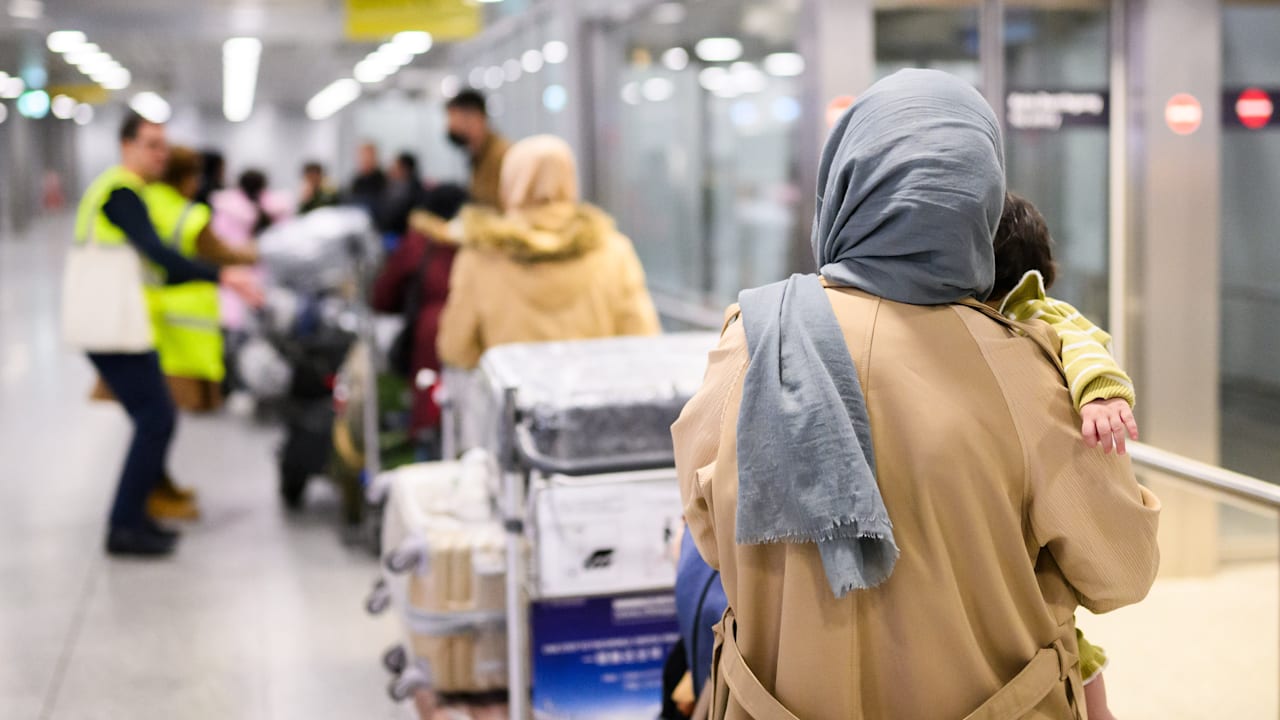 Afghanistan-Flüchtlinge in Hannover gelandet: Trotz Aufnahmestopp | Politik
