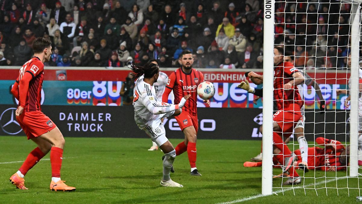 Ohne Neuer, Kimmich und Probleme: FC Bayern zerpflückt Heidenheim und lässt 16-Jährigen debütieren