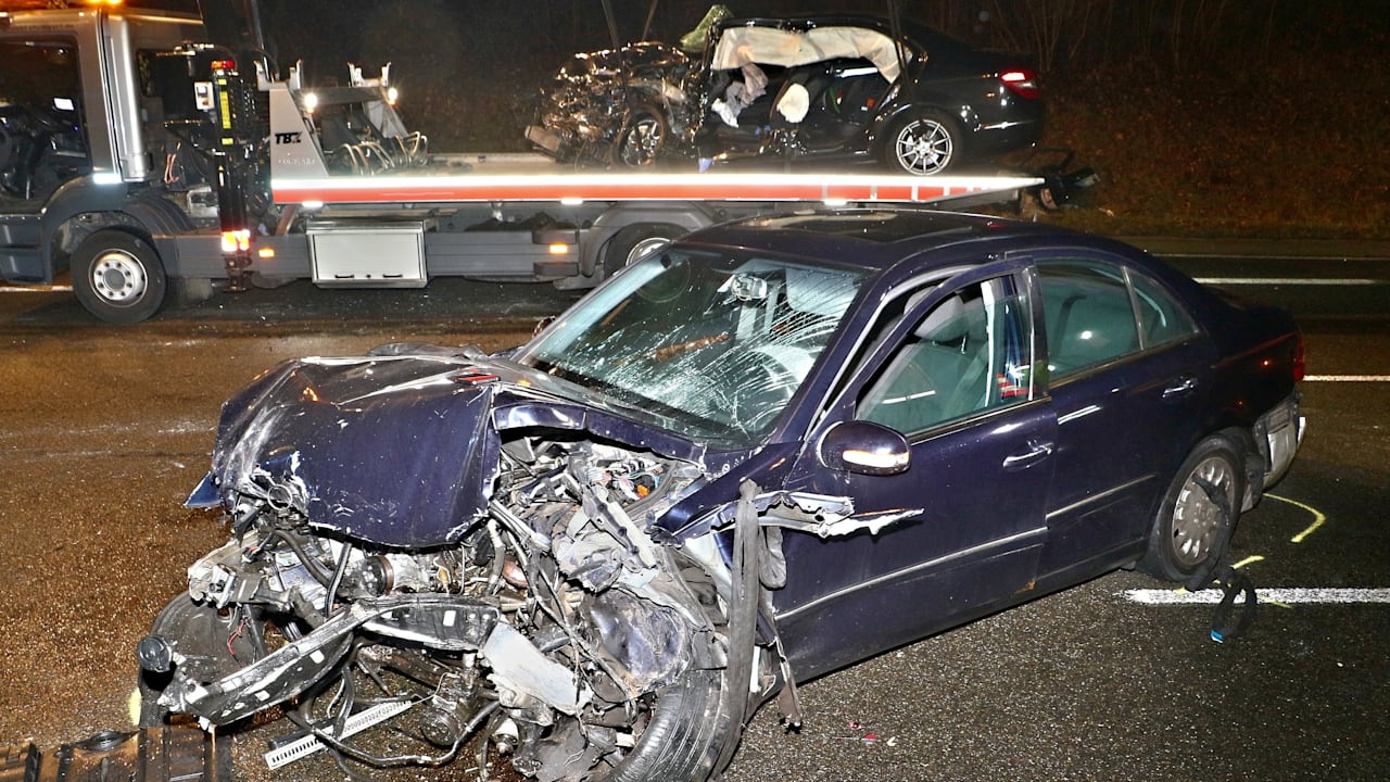 Unfall auf B14 bei Stuttgart: Geisterfahrer fährt in Gegenverkehr – zwei Verletzte | Regional