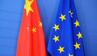 Die chinesische und die EU-Flagge