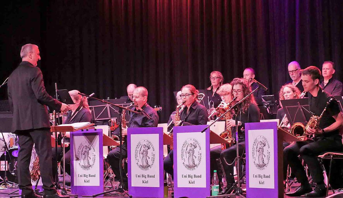 Weihnachtskonzert mit der Uni-Big Band Kiel im Stadttheater - Oldenburg