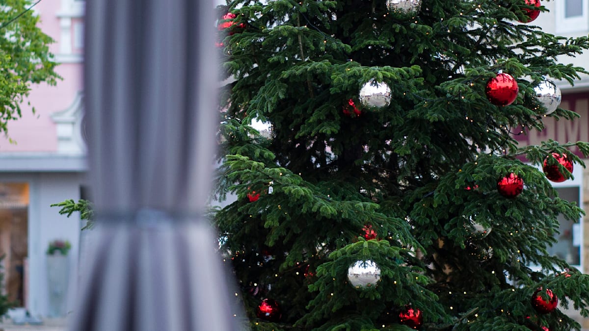 Herford: 16-Jähriger wird am Rande von Weihnachtsmarkt niedergestochen – Polizei jagt Täter