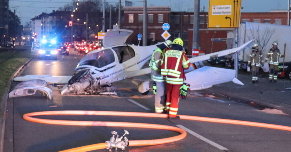 Mannheim: Leichtflugzeug musste auf Straße notlanden (plus Fotogalerie) - Polizeiberichte aus Rhein-Neckar-Odenwald
