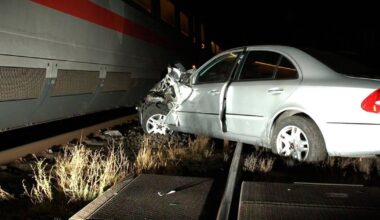 Unfall in Dortmund-Derne: ICE prallt gegen Auto auf Bahnübergang - Schranke umfahren? - Panorama
