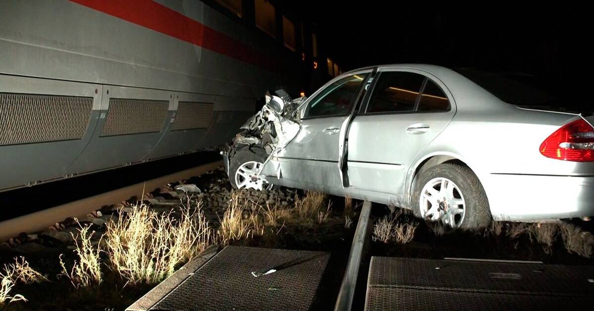 Unfall in Dortmund-Derne: ICE prallt gegen Auto auf Bahnübergang - Schranke umfahren? - Panorama