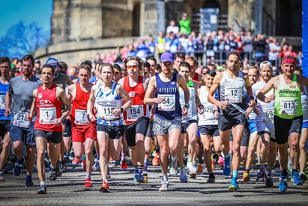 Tausende Läuferinnen und Läufer starten vom Hermannsdenkmal in Detmold. - © Sarah Jonek