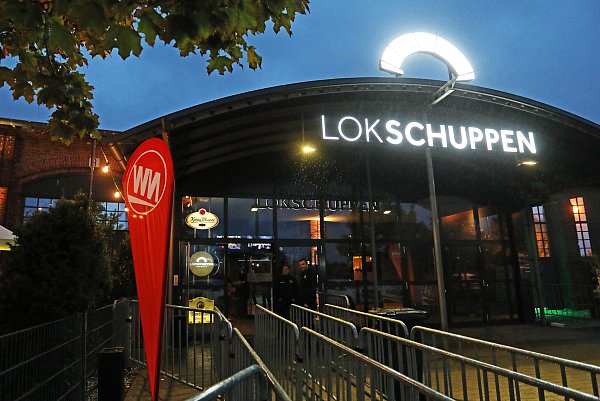 Im Lokschuppen wird mit Radio Bielefeld gefeiert. - © jonek-fotografie.de