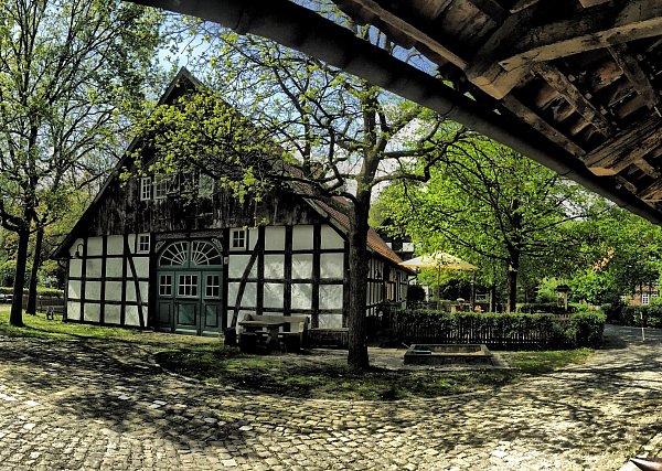 Im Gasthaus Buschkamp gibt es an Silvester 2025 ein Buffett. Im benachbarten Auberge le Concarneau ein Neun-Gänge-Menü. - © Dirk-Ulrich Brüggemann