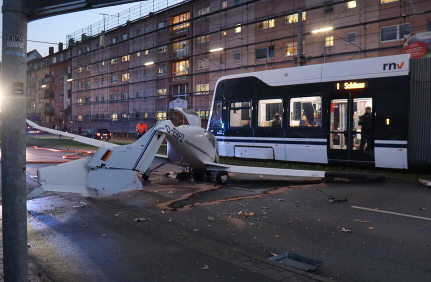 Motorflugzeug muss in Mannheim notlanden