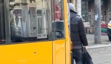 Dresden: Tram-Fahrer rammt Fußgänger auf Schienen | Regional