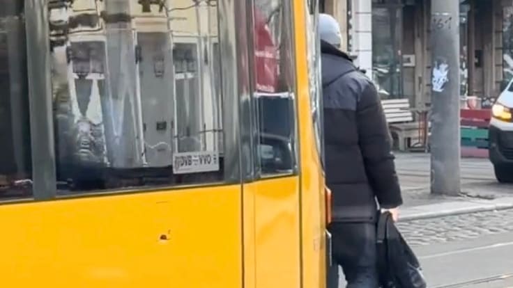 Dresden: Tram-Fahrer rammt Fußgänger auf Schienen | Regional