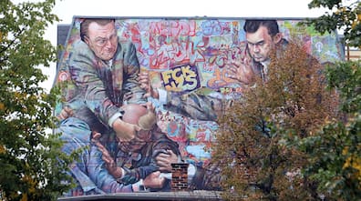 Das Wandbild des Künstlers Uwe Arnold transportiert eine Botschaft, die  die politische Seele des Stadtteils Leipzig-Connewitz widerspiegelt.