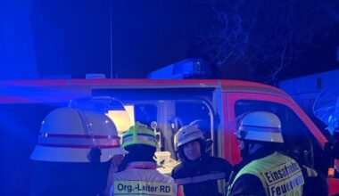 FW-NE: Wohnungsbrand am 24.12.2025 in einem Mehrfamilienhaus greift auf Dachstuhl ...