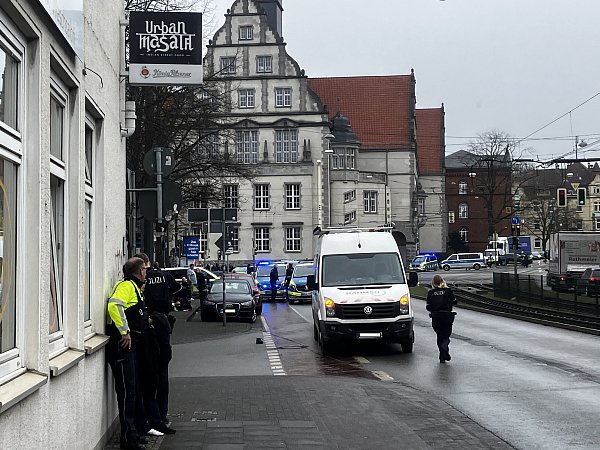 Nach den Schüssen vor dem Bielefelder Landgericht wurde der Bereich abgesperrt. - © Jens Reichenbach