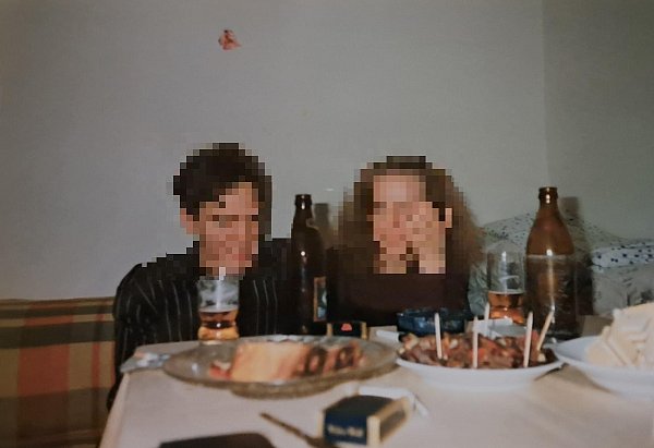 Gideon A., Teil der Bielefelder "Golf Bande", und seine Ehefrau Dana am Tag ihrer Hochzeit in Bosnien. - © Privat