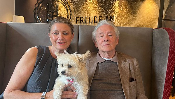 Senada und Roland Berwe: Dass irgendwann in ihre Wohnung eingebrochen wird und dabei Taschen im Wert von rund einer Million Euro verschwinden, ist auch Tage nach dem Einbruch immer noch unfassbar. - © Jürgen Mahncke