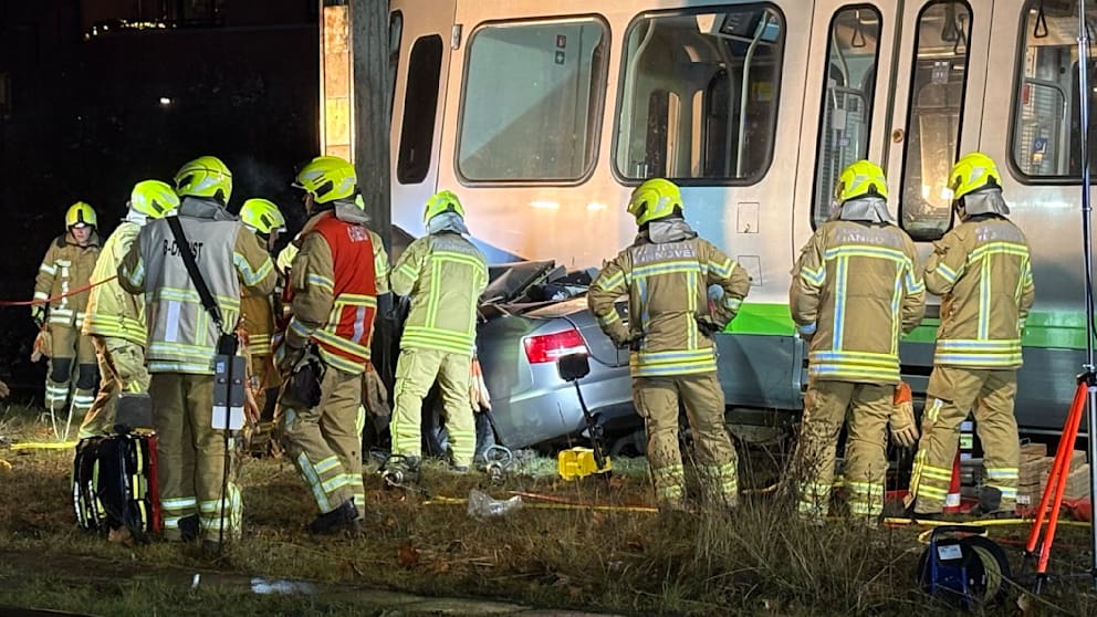 Feuerwehrleute befreiten die Insassen aus ihrem völlig demolierten Fahrzeug