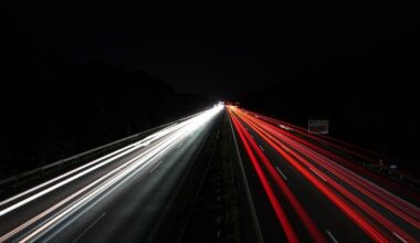 Lebensgefährliche Aktion: Unbekannte werfen in Bielefeld an der A33 Steine auf ein Auto