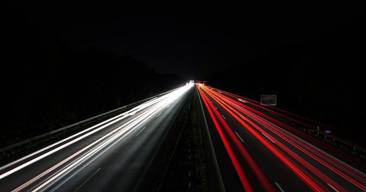 Lebensgefährliche Aktion: Unbekannte werfen in Bielefeld an der A33 Steine auf ein Auto