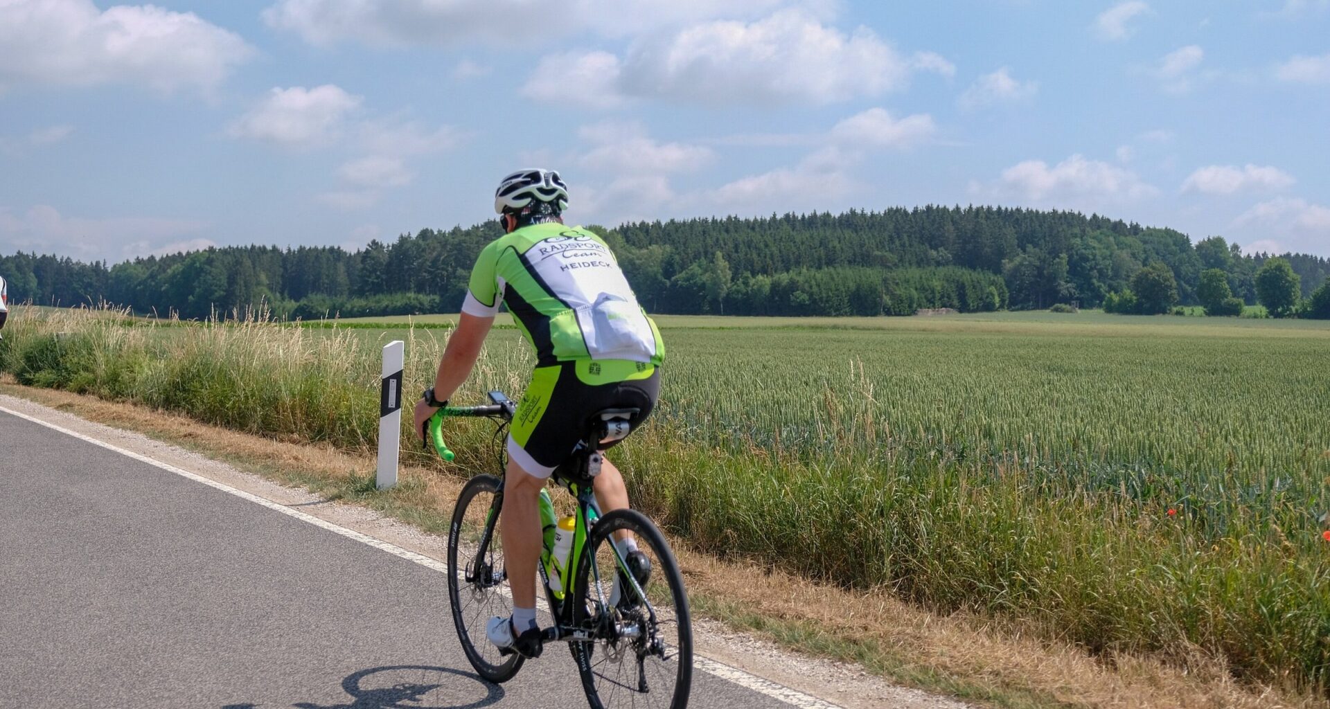 Rennradfahrer aus Halle stürzt schwer: War ein Hund schuld? | Haller Kreisblatt