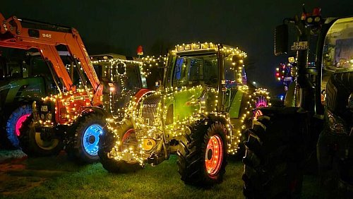Auf dem Festplatz in Hörste konnten Besucherinnen und Besucher auch im vergangenen Jahr die geschmückten Trecker bestaunen. - © Tom Wollschläger