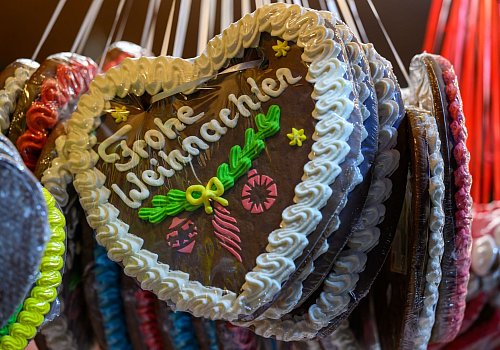 Auf eine stimmungsvolle Weihnachtszeit freuen sich die Organisatorinnen und Organisatoren des diesjährigen Christkindl-Marktes. - © Hendrik Schmidt/dpa